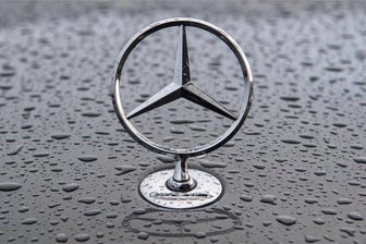 Kleinbus rast am Sonntagnachmittag im Erzgebirge über Waldweg mit Kindern - Die Polizei sucht einen Mercedes Vito.