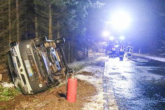 Kleinbus überschlägt sich - fünf Insassen verletzt - Der Kleinbus kam in einer Rechtskurve von der Fahrbahn ab und blieb auf der Seite liegen.
