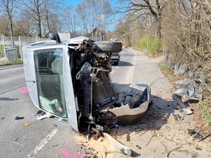 Kleinbus verunglückt auf Chemnitztalstraße - 