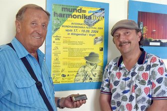 Kleine Ausstellung macht Lust auf „Muha live“ - Die „Muha live“-Urgesteine Karsten Meinel (rechts) und Jürgen Just vor einem der ersten Veranstaltungsplakate.