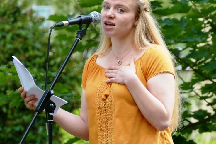 Kleine Bühne weckt große Leidenschaft - Beim Zschopauer Parkfest im vergangenen Jahr hat Elina Matthes aus Neuhausen ihre Leidenschaft für den Poetry-Slam entdeckt. 