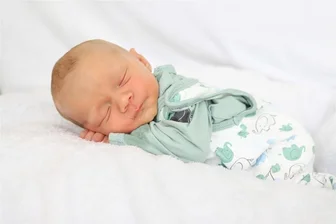 Kleine Babywelle in Aue: Marley ist die 300. Geburt im Helios-Klinikum - Der kleine Marley ist die 300. Geburt in diesem Jahr am Helios-Krankenhaus in Aue.