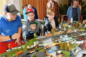 Kleine Bahnen in Miniaturlandschaften begeistern in Freiberg große und kleine Fans -