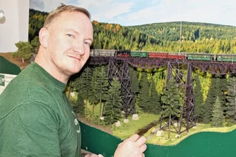 Kleine Bahnen nach wie vor mit großer Anziehungskraft - Stefan Groß mit der Geyerschen Brücke, auch "Gruße Brück" genannt, auf der Modellbahnschau in Jahnsbach. 