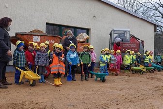 Kleine Bauarbeiter helfen beim Baustart für Kita -Anbau in Wildenfels - Ausgerüstet mit Helmen, Warnwesten, Schaufeln und Schubkarren standen die Mädchen und Jungen der Tagesstätte bereit, um beim offiziellen Baustart für den Kita-Anbau zu helfen.