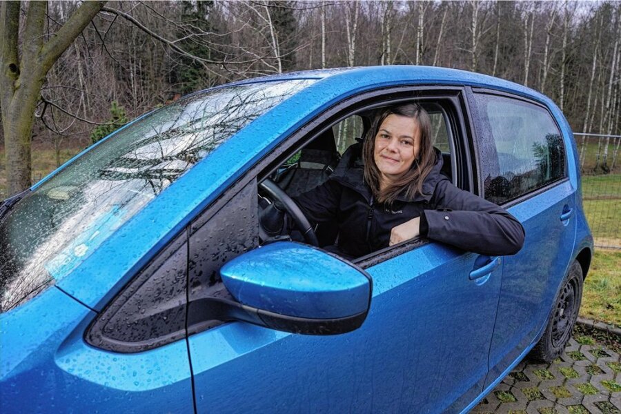 Kleine Benziner sterben aus - Linda Briesnitz aus Putzkau fährt seit 2018 einen geleasten Seat Mii. Weil es kein Nachfolgemodell gibt, steigt die 42-Jährige notgedrungen auf ein größeres Auto um. 