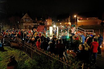 Kleine Brücke in Oberlungwitz erlebt Riesentrubel zur Bürgermeister-Brückenandacht - Schätzungsweise 150 Gäste kamen zur Brückenandacht an den Uferweg.