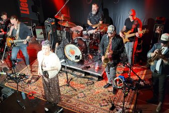 Kleine Bühne, großer Sound: Bywater Call begeistert in Lichtentanne - Das kanadische Septett Bywater Call begeisterte in der Barbara.