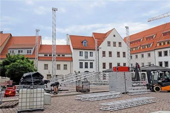 Kleine DJs für Bergstadtfest gesucht: Freiberg veranstaltet erste Limo-Party - Der Bühne am Untermarkt wird aufgebaut. Hier findet die Limo-Disco statt.