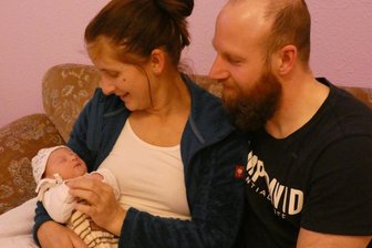 Kleine Emma aus Geyer ist das Weihnachtsbaby 2020 im Geburtshaus - Weihnachtsbaby Emma wog bei der Geburt 2940 Gramm und ist 48 Zentimeter groß.