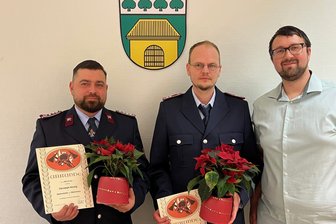 Kleine Feuerwehr im Vogtland hat eine neue Leitung - Christian Wolf (Mitte) ist Wehrleiter für Wiedersberg, Christoph Hennig (links) Vize. Rechts Christopher Groß.