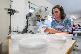 Kleine Firma im Erzgebirge im Aufwind: Filtertechnik aus Carlsfeld auch im Ausland gefragt - Bei Envitex in Carlsfeld arbeitet Martina Hudakova. Sie näht die Schlauchköpfe.
