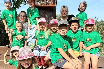 Kleine Forscher aus Langenhessen studieren das Leben der Bienen - Für ihr Bienenprojekt waren die Mädchen und Jungen aus Langenhessen oft in der Natur.