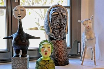 Kleine Galerie in Hohenstein-Ernstthal: Klöppelkunst trifft Graffiti - Noch bis zum 26. März sind Bilder und Figuren der Leipziger Künstlerin Jusche Fret in der Kleinen Galerie zu sehen.