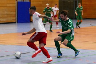 Kleine Großolbersdorfer Halle wird zur Bühne einer großen Serie an Fußballturnieren - Für die Männer des FSV 95 Scharfenstein/Großolbersdorf (weiße Trikots) war im Erzgebirgs-Hallencup zeitig Schluss.