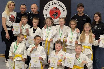 Kleine Judoka überzeugen in Rodewisch – ASV Oelsnitz mit zahlreichen Medaillen in der Göltzschtalhalle - Die unter Elfjährigen des ASV Oelsnitz nach der Siegerehrung in der Göltzschtalhalle.