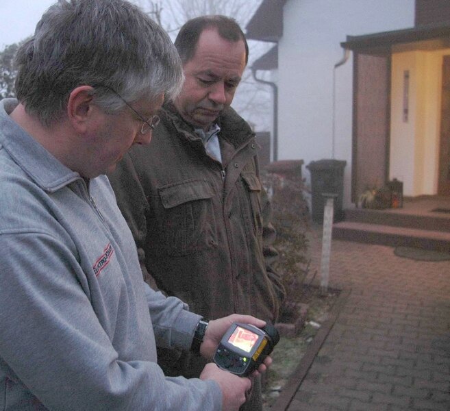 Kleine Kamera legt Wärmeverluste offen - Fototermin“ am frühen Morgen: Steffen Großer (links) zeigt dem Hauseigentümer auf dem Display der kleinen Wärmebildkamera, wo viel Wärme aus dem Haus entweicht.