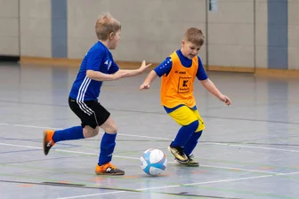 Kleine Kicker und eine große Spende beim Budenzauber in Annaberg-Buchholz - Luca Michel (rechts, hier gegen Bela-Malte Viertel vom ATSV Gebirge/Gelobtland) und die U 8 des VfB Annaberg wurden Zweiter.