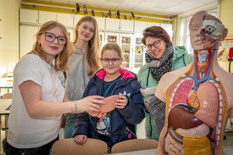 Kleine Klassen, kaum Ausfall: Was das Freie Gymnasium Penig von anderen Schulen unterscheidet - Peggy Kelch (r.) wurde in den 1980er-Jahren hier eingeschult, nun besuchte sie das Schulhaus mit ihrer Tochter Elly (2.v.r.), die nach der Grundschule hier lernen möchte.