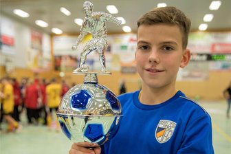Kleine Lehrstunde für die jungen Kicker aus Mittelsachsen - Pokalverteidiger: Die Jenaer Talente um Elia Zimmermann siegten 2022 beim „Silbernen Budenzauber“ in Freiberg.