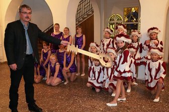 Kleine Narren rauben großen Rathausschlüssel in Johanngeorgenstadt - Carly Kehrer (Foto r.) hat ihn: den Rathausschlüssel von Johanngeorgenstadt.Sie durfte diesen für den Faschingsverein Fosend im Gebirg am Donnerstag von Stadtchef Holger Haschek übernehmen.