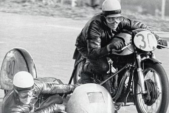 Kleine Notlüge schafft Einstieg für unvergleichliche Karriere - "Schmiermaxe" Kurt Schönherr (l.) holte mit Seitenwagenfahrer Fritz Bagge - hier auf einer Norton in Schleiz - gleich dreimal die DDR-Meisterschaft.