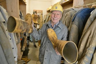 Kleine Projekte – große Wirkung für das Welterbe: Diese Hilfe erhalten Vereine im Erzgebirge - Bernd Schönherr freut sich, dass das Besucherbergwerk jetzt neue Gummistiefel und Jacken bekommt.