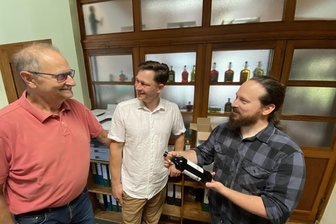 Kleine Revolution bei Zill & Engler Reichenbach: Der legendäre Grünbitter bekommt Konkurrenz - im eigenen Haus - Der Grünbitter hat Konkurrenz bekommen - im eigenen Haus. Robert Förster (rechts) mit einer Flasche Grünbitter Spritz im Gespräch mit Thomas Lauer Senior und Thomas Lauer Junior.