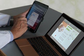 "Kleine Revolution": Zwickauer Klinik steuert Hirn-Implantate per App - Von seinem I-Pad aus hat der Arzt Zugriff auf das Gehirn der Patienten.