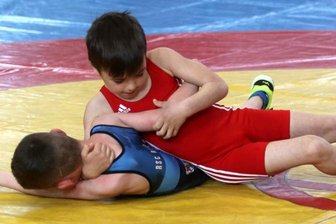 Kleine Ringer ganz groß - Der Pausaer Gino Gärtner (rotes Trikot) freute sich nach dem Wettkampfende über die Silbermedaille beim KSV-Pokal. Insgesamt schafften es die Gastgeber auf Rang 4 der Teamwertung.