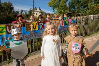 Kleine Ritter und Edeldamen weihen Kita Zum Burgteich ein - 