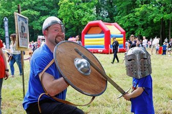 Kleine Ritter und erfolgreiche Goldwäscher: Hunderte bei Waldenburger Kinderfest - Maik Schönfeld vom Freilichttheater Waldenburg mit einem Nachwuchsritter.