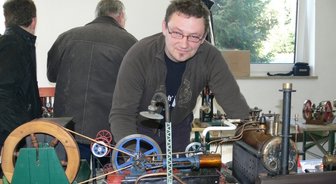 Kleine Schnaufer machen ordentlich Dampf - 
              <p class="artikelinhalt">Andreas Spiller verband das Schöne mit dem Nützlichen. Seine Dampfmaschine trieb eine funktionierende Kaffeerösttrommel an. </p>
            