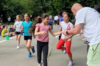 Kleine Schritte, große Wirkung: So helfen Plauener Grundschüler Gleichaltrigen in Kenia - Spendenlauf beim Sportfest: Eltern halfen beim Lochen der Rundenzettel.