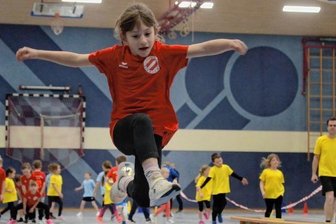 Kleine Sportler mit großen Leistungen - Bei der Station Sprung durften sich die jungen Leichtathleten einzeln beweisen und erzielten tolle Ergebnisse für ihre Teams.