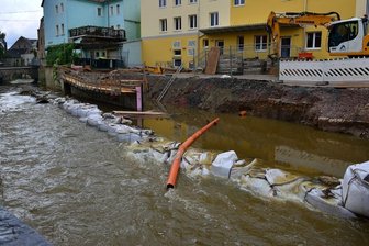 Kleine Striegis flutet Baustelle für Stützmauer - 