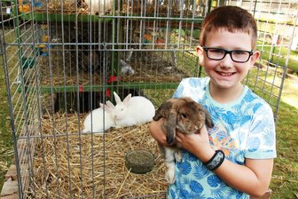 Kleine Tiere, große Freude: Mylauer Jungtierschau der Kaninchenzüchter verzeichnet Zuwachs - Leo war einer der jüngsten Züchter. Er brachte seine Zwergwidder mit.