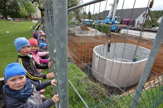 Kleine und große Zaungäste verfolgen Anlieferung der Betonteile - 