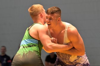 „Kleine“ Veilchenringer auf großer Bühne: Vorzeitiger Landesmeister hofft auf tolle Kulisse - Heimkampf zur Premiumzeit: Die Veilchenreserve mit Erik Skotarczak (r.) – hier gegen Janis Thomas von der WKG Weißwasser/Cottbus – freut sich auf den Saisonausklang und kann ihn entspannt angehen.
