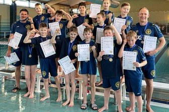 Kleine Wasserballer ganz groß - Die U-12-Wasserballer des SVV Plauen freuten sich über den 2. Platz bei den Ostdeutschen Meisterschaften. Nur das Finale gegen den SV Zwickau wurde mit 6:10 verloren.