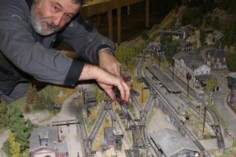 Kleine Züge auf großer Fahrt - Rainer Nobst, der Vorsitzende der Modellbahnfreunde Neukirchen, bei letzten Vorbereitungen.
