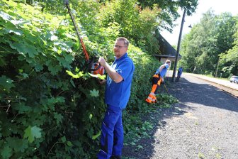 Kleiner Bahnhof mal ganz groß: Welche Rolle der Haltepunkt Zug beim Bergstadtfest in Freiberg spielt - Um den Haltepunkt Zug fit zu machen, legten Steve Ittershagen und Helfer Hand an.