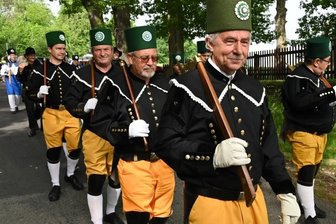 Kleiner Bergaufzug ist Balsam für die Seelen - Die Bergbrüderschaft Schneeberger Bergparade hatte einen kleinen Bergaufzug gestaltet und begleitete den Gottesdienst - vorn Klaus Hofmann.
