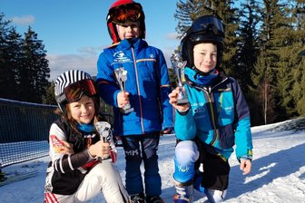 Kleiner erzgebirgischer Skiverein mischt auf Landesebene ganz vorn mit - Stolz präsentieren Clara Seubert, Rebecca Rau und Max Walther (von links) ihre erkämpften Trophäen.