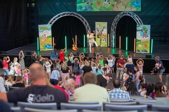 Kleiner Fan aus dem Vogtland steht mit Idol auf der Bühne - 