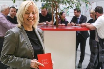 Kleiner, feiner, reiner - Carmen Ahnert, Geschäftsführerin von CPT mit Mitarbeitern am Beratungstisch. 
