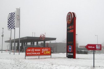Kleiner Grenzverkehr nach Tschechien: Die Ruhe vor dem Sturm? - Dicht im Nebel präsentierte sich am Dienstagmittag der Duty-free-Shop am Grenzübergang Ebmath. Das lockte nur wenige Kunden. 