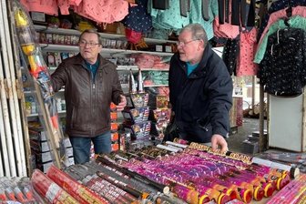 Kleiner Grenzverkehr nach Tschechien: Verstärkte Kontrollen und Verwirrung um Regeln - Klaus Thiele (l.) und Roland Friedrich auf der Suche nach Feuerwerk. Illegale Pyrotechnik kam ihnen aber nicht in die Tüte.
