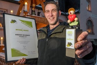 Kleiner Held für großen Einsatz: Er packt an, statt zu meckern - Der Mauersberger Michael Noack wurde als Erster mit dem neuen Ehrenamtspreis des Kreises geehrt. Neben dem kleinen Wicht, der auf den Namen "Held" hört, bekam er eine Urkunde sowie eine Einladung zur Gala, zu der 2022 wieder der Regionalpreis "Erzgebürger" verliehen wird.