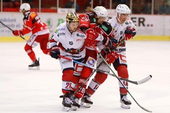 Kleiner Kader - große Leistung - Eispiraten-Spieler Patrick Pohl wird im Spiel gegen Freiburg von Georg Jorden (links) und Simon Danner in die Zange genommen. Pohl verletzte sich später am Knie. 